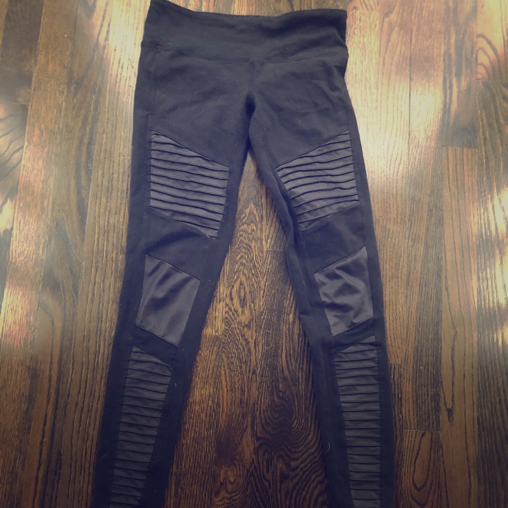 Alo Yoga motto legging in black/black glossy